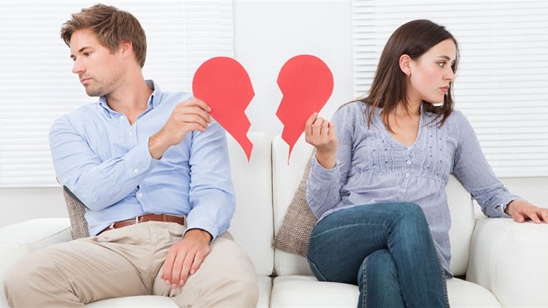 من يتأثر أكثر الرجال أم النساء بعد انتهاء العلاقة العاطفية؟
