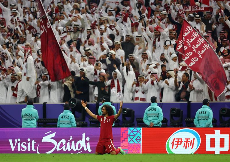 تكريم اللاعب اكرم عفيف بجائزة هداف بطولة كأس اسيا برصيد 8 اهداف