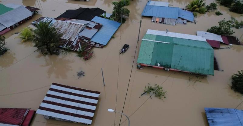 الفيضانات تضرب ماليزيا وتؤدي إلى نزوح آلاف الأشخاص
