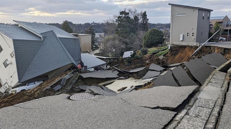 رئيس وزراء اليابان يؤكد ان الزلزال تسبب بأضرار جسيمة 

