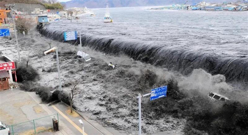 ثلاث دول تحذر من تسونامي بعد زلزال اليابان
