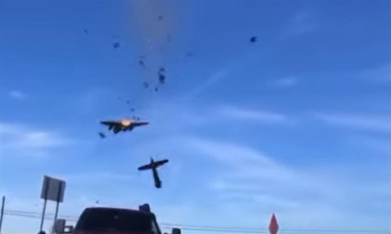 بالفيديو.. اصطدام طائرتين وتحطمهما خلال عرض جوي