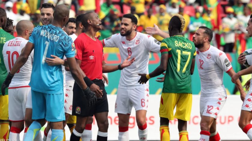 بالفيديو: فضيحة تحكيمية مدوية في مباراة تونس ومالي.. ماذا حصل؟ 
