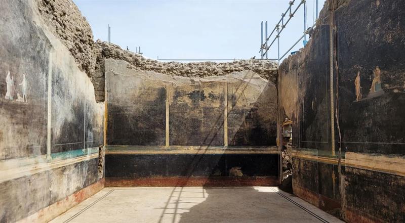 اكتشاف قاعة طعام رومانية بجدران سوداء ورسوم من حرب طروادة في بومبي
