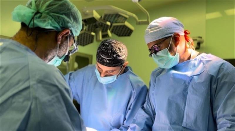 لمدة 5 ساعات.. فريق طبي ينجح في ترميم قاع جمجمة مريض بالسعودية
