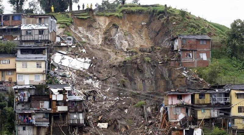 مأساة في كولومبيا.. وفاة 33 شخصا غالبيتهم أطفال جراء انزلاق التربة
