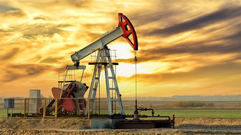 النفط يواصل مكاسبه بعد انخفاض مفاجئ في مخزونات الخام الأمريكية وتصاعد الإمدادات
