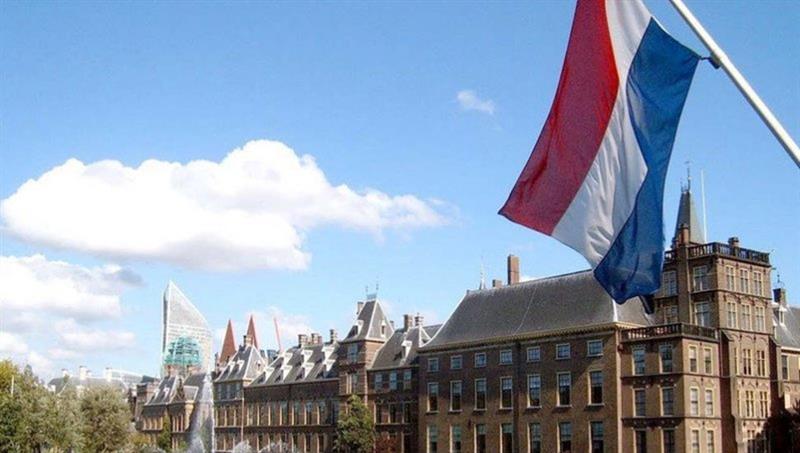 هولندا تغلق سفارتها في طهران واستراليا تعلق رحلاتها إلى إيران
