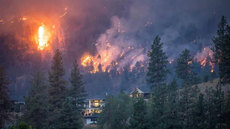 كندا: إجلاء آلاف الأشخاص بسبب حرائق الغابات
