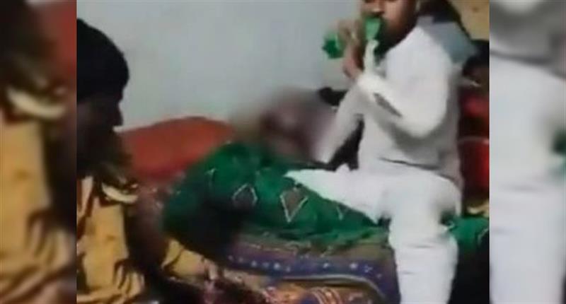 فيديو صادم يكشف جريمة بشعة.. أخ يقتل شقيقته بالخنق أمام أفراد عائلته في باكستان

