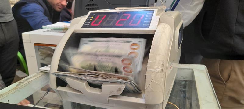 الدولار يقترب من عتبة الـ144 الف دينار في أسواق بغداد