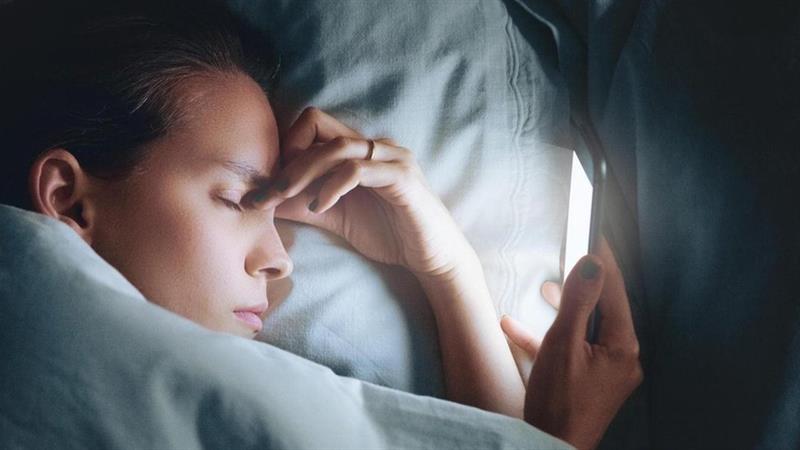 تعرف إلى تأثير استخدام الهواتف والأجهزة اللوحية قبل النوم على صحتك