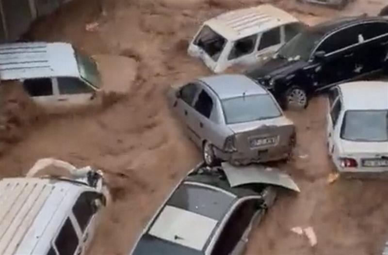بالفيديو.. ضحايا وفقدان عدد من الاشخاص بفيضانات قوية تضرب جنوب تركيا 