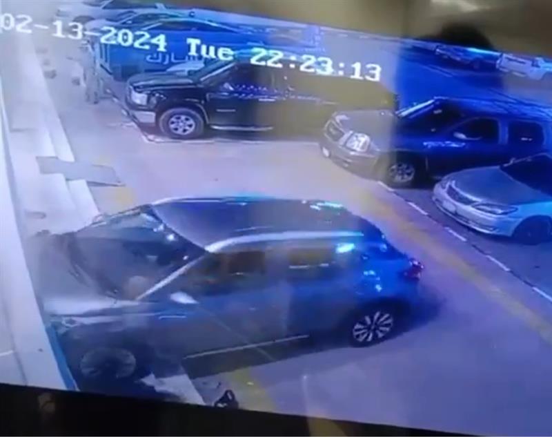 إمرأة سعودية تفقد السيطرة على سيارتها وتدهس عدة نساء أثناء وقوفهن في الشارع
