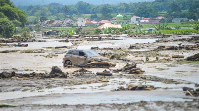 إرتفاع حصيلة ضحايا الفيضانات الإندونيسية إلى 58 حالة وفاة
