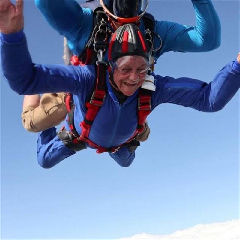 جدة بريطانية تحتفل بعيد ميلادها الـ90 بالقفز من ارتفاع 12 ألف قدم.. العمر مجرد رقم
