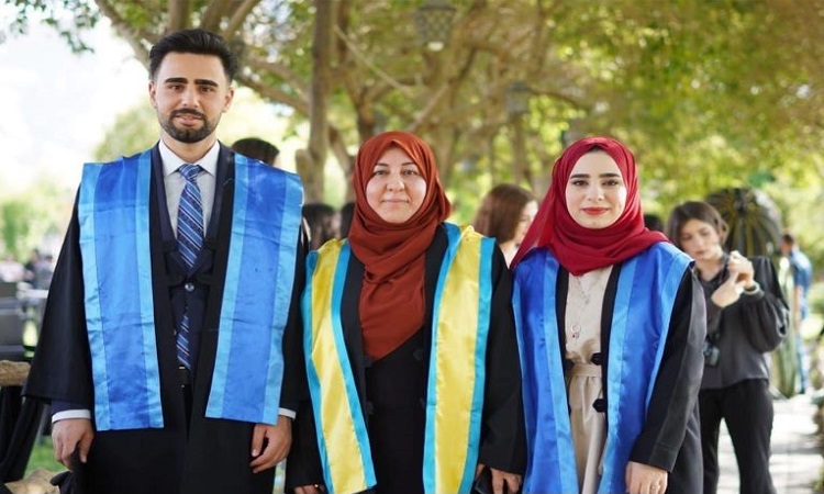 أم عراقية تتخرج في اليوم نفسه مع ولديها في الجامعة