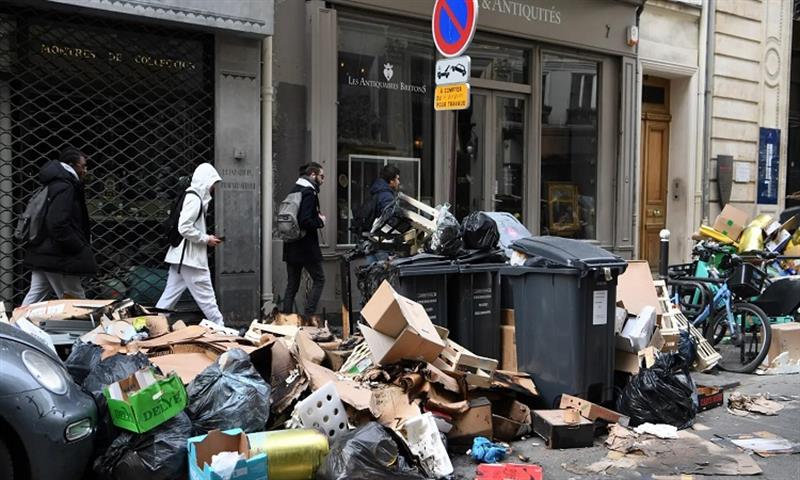 بالصور.. فرنسا تغرق في القمامة وتستنجد بالجيش لتنظيف الشوارع