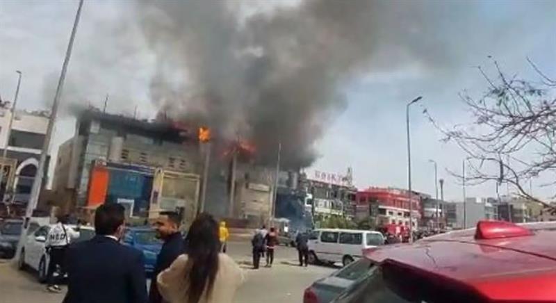 نشوب حريق هائل بأحد المراكز التجارية شرقي العاصمة المصرية 