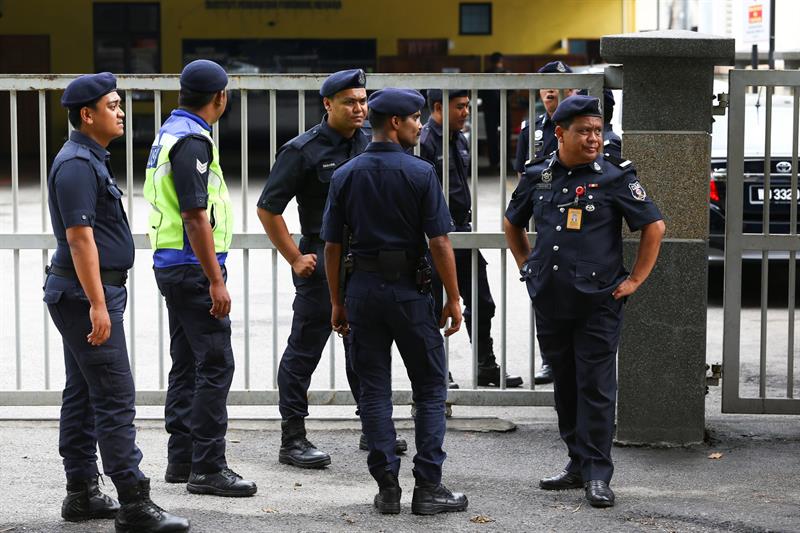 هجوم مسلح في ماليزيا يودي بحياة شرطيين ويصيب آخر