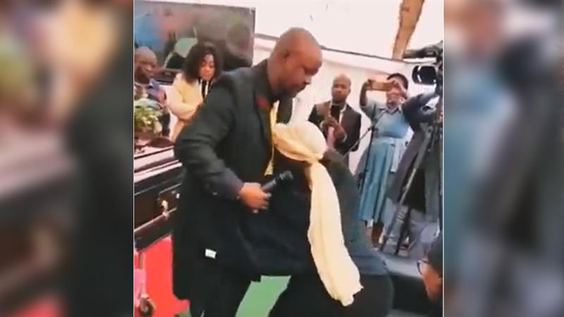 بالفيديو.. رجل يتقدم لخطبة أرملة أثناء جنازة زوجها
