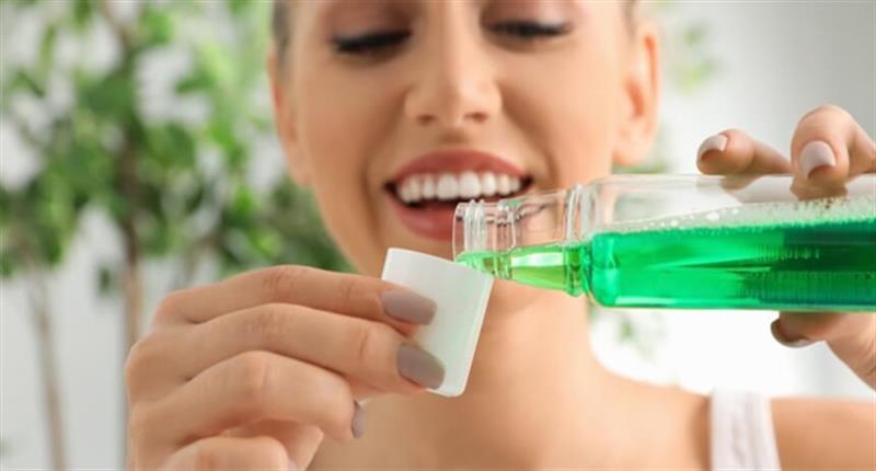 دراسة تحذر من مخاطر غسول الفم الذي يحتوي على الكحول على صحة الفم