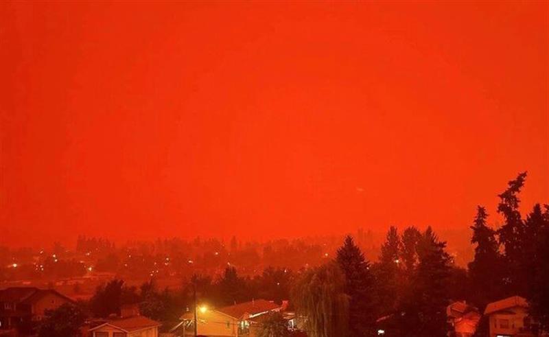إجلاء سكان مدينة كندية بسبب حرائق الغابات وتلوين السماء باللون الأحمر