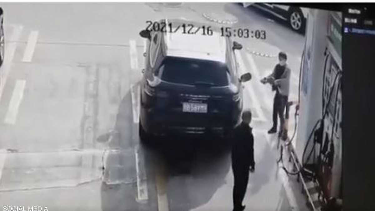 فيديو يحبس الانفاس: شخص يهاجم امرأة داخل محطة وقود.. وهذا ما حصل 
