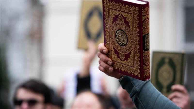 السويد تبحث إجراء تغييرات تسمح للشرطة بوقف حرق الكتب الدينية في العلن
