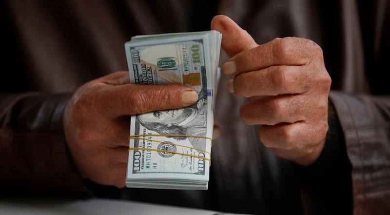 الدولار سينخفض.. العراق يوقع إتفاقية جديدة لزيادة تمويل الدولار للبلاد
