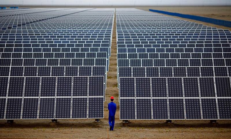 تشييد محطات للطاقة الشمسية وحزام أخضر قرب منفذ عرعر الحدودي
