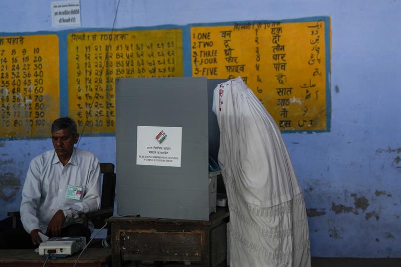 بالصور.. الهند تبدأ التصويت في أكبر انتخابات في العالم
