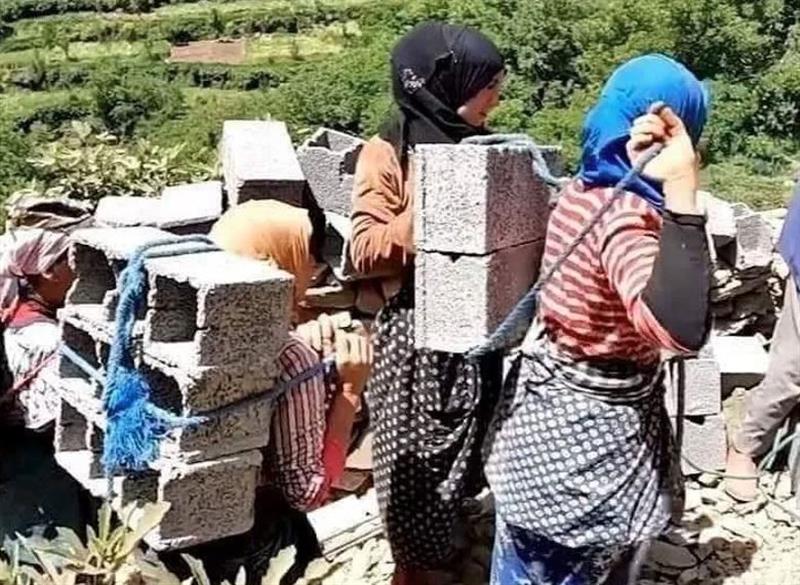 نساء مغربيات يحملن الطوب لبناء مسجد في قرية نائية ويثيرن إعجابا على مواقع التواصل