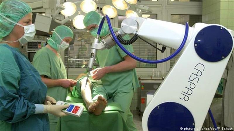 روبوت صيني يجري جراحة معقدة لطفل استغرقت 8 ساعات