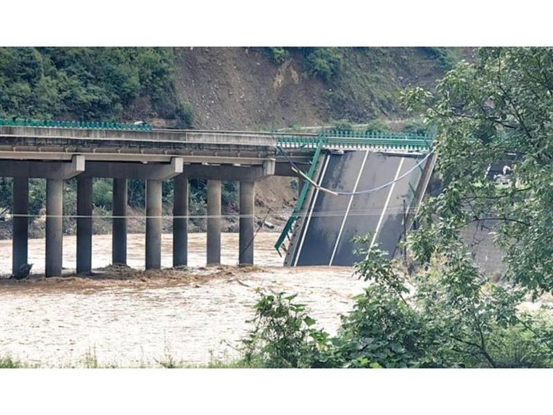 مصرع 11 شخصا جراء انهيار جسر إثر هطول أمطار غزيرة في الصين
