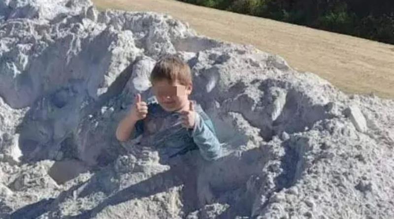 الصورة الأخيرة.. نهاية مأساوية لطفل لعب بمسحوق حجارة 