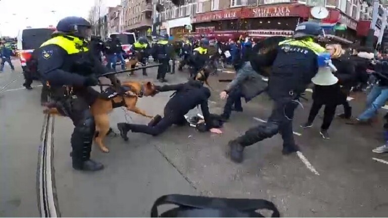 تفريق المحتجين على قيود الجائحة في أمستردام بالهراوات والكلاب (فيديو)
