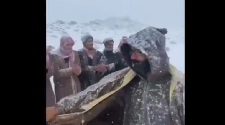 شاهد كيف استقبل السعوديون تساقط الثلوج (فيديو)