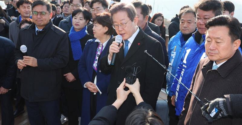 طعن زعيم المعارضة في كوريا الجنوبية برقبته خلال مؤتمر صحفي
