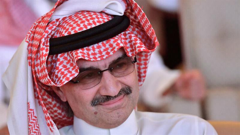 بالفيديو.. الأمير الوليد بن طلال يقدم هدية غير متوقعة لبائعة شاي ويثير تفاعلا كبيرا
