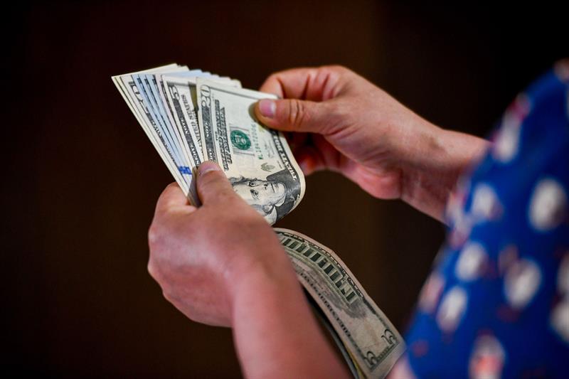 مستشار حكومي يكشف عن أسباب تراجع سعر صرف الدولار أمام الدينار
