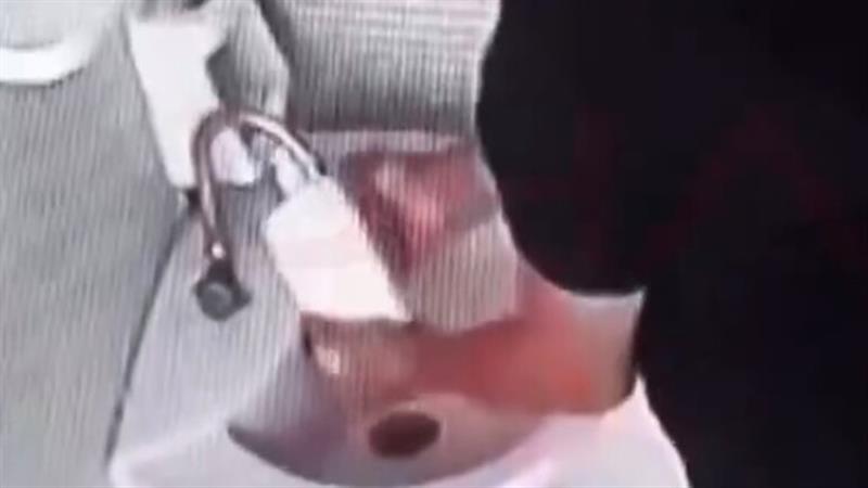 بالفيديو.. رجل ثري تركي يسرق علبة الصابون من حمامات أحد المساجد
