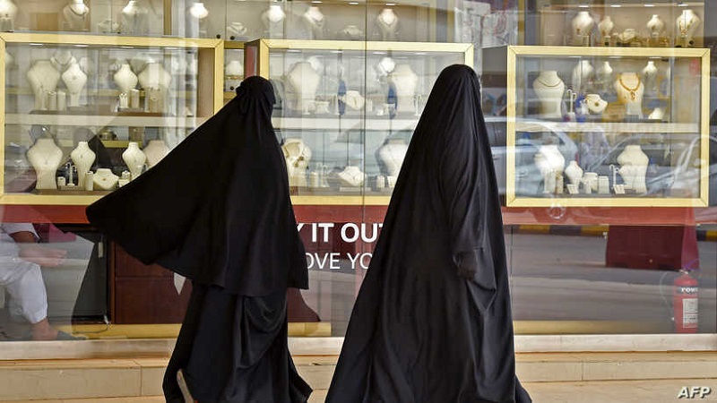 إيقاف خمسة سعوديين مرتدين 'زيا نسائيا'
