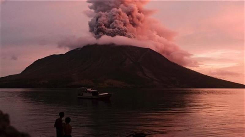 إجلاء الآلاف عقب ثوران بركان جبل روانج بإندونيسيا
