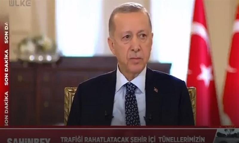 بالفيديو.. وعكة صحية يتعرض اليها اردوغان خلال البث المباشر
