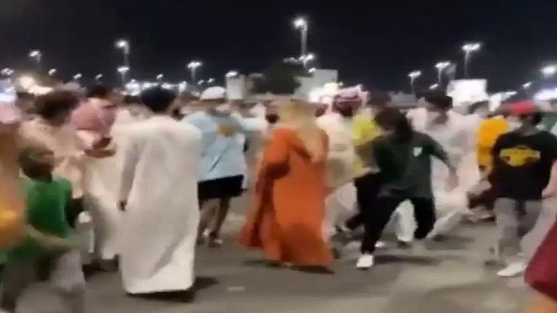 شاب سعودي يتحرش بفتاة امام المارة.. والسلطات الامنية تتدخل بعد فيديو الواقعة
