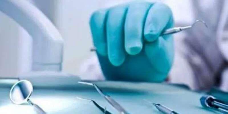امرأة تقاضي طبيب أسنانها بسبب إجراء 32 عملية في 5 ساعات فقط

