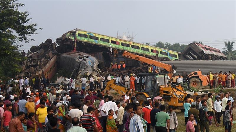 288 قتيلا على الأقل.. حادث اصطدام 3 قطارات بالهند