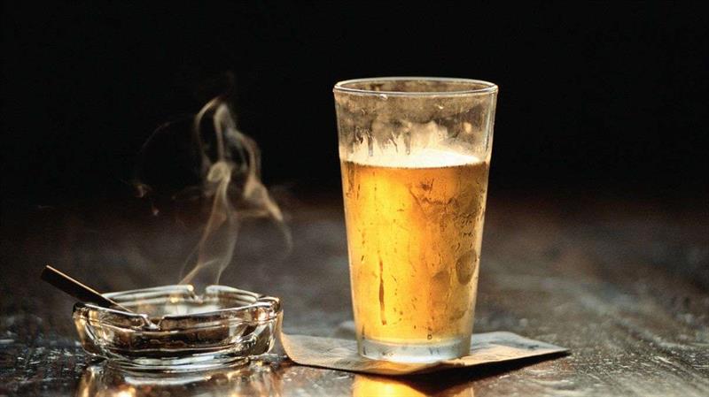 التدخين والكحول.. طبيبة توضح عادات تقلل عمر الإنسان