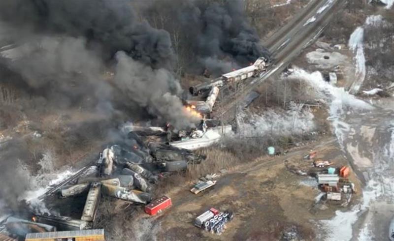 انحراف قطار محمل بالبنزين والبروبان يشعل حريقا ضخما الولايات المتحدة
